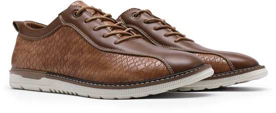 Paar bruine leren veterschoenen met slangenprint textuur op de zijkanten.