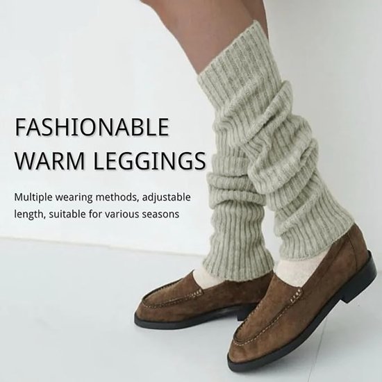 Beige gebreide beenwarmers met een gerimpeld effect, gedragen met bruine loafers.