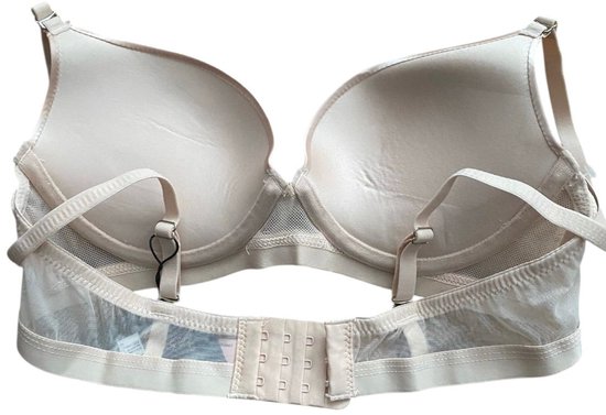 Nude T-shirt bh, de achterkant met mesh en haakjes sluiting.