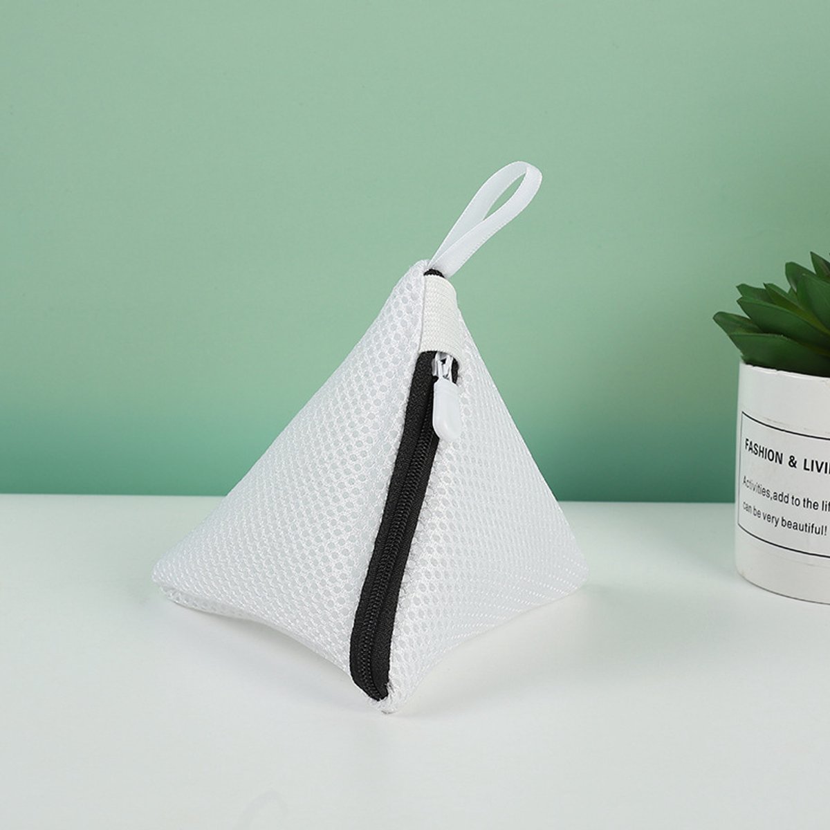 Mini waszakjes van mesh - 2 stuks - 14 cm x 15 cm - voor het machinaal wassen van delicate kledingstukken zoals bh's, ondergoed en panty's. Ideaal voor thuis en op reis.