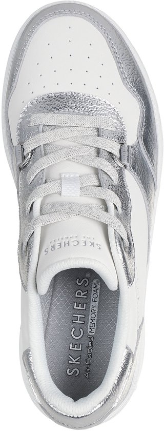 Bovenkant van een witte Skechers sneaker met zilverkleurige metallic details en veters.
