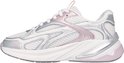 Zij-aanzicht van een witte sneaker met zilveren en roze metaalachtige accenten.