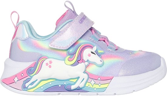 Paarse glitter sneaker met eenhoorn- en regenboogontwerp. De eenhoorn is afgebeeld op de zijkant van de sneaker, met regenboogkleuren eromheen.