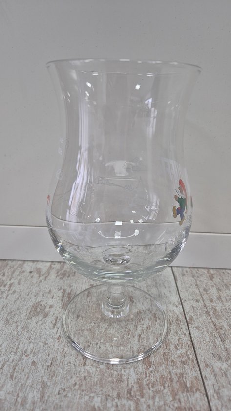 Leeg bierglas, liggend, met subtiele opdruk van de tekst "CHOUFFE" en een kabouter.