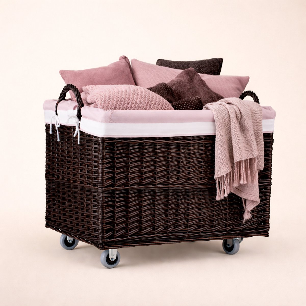 The Wicker Stories – Donkere grote rieten mand op wielen met handgrepen – Handgevlochten, met versterkte bodem en roze stoffen voering – Ideaal voor was, speelgoed en huishoudelijke accessoires.