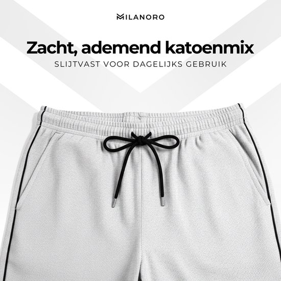 Lichtgrijze joggingbroek met zwarte bies en zwart trekkoord.