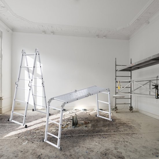 Aluminium ladder en platform op bouwlocatie met steiger.