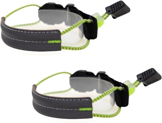 Twee verstelbare bandjes met een grijze, verdikte webband en dubbele stiksels. Groene koordjes met verstelbare gesp.