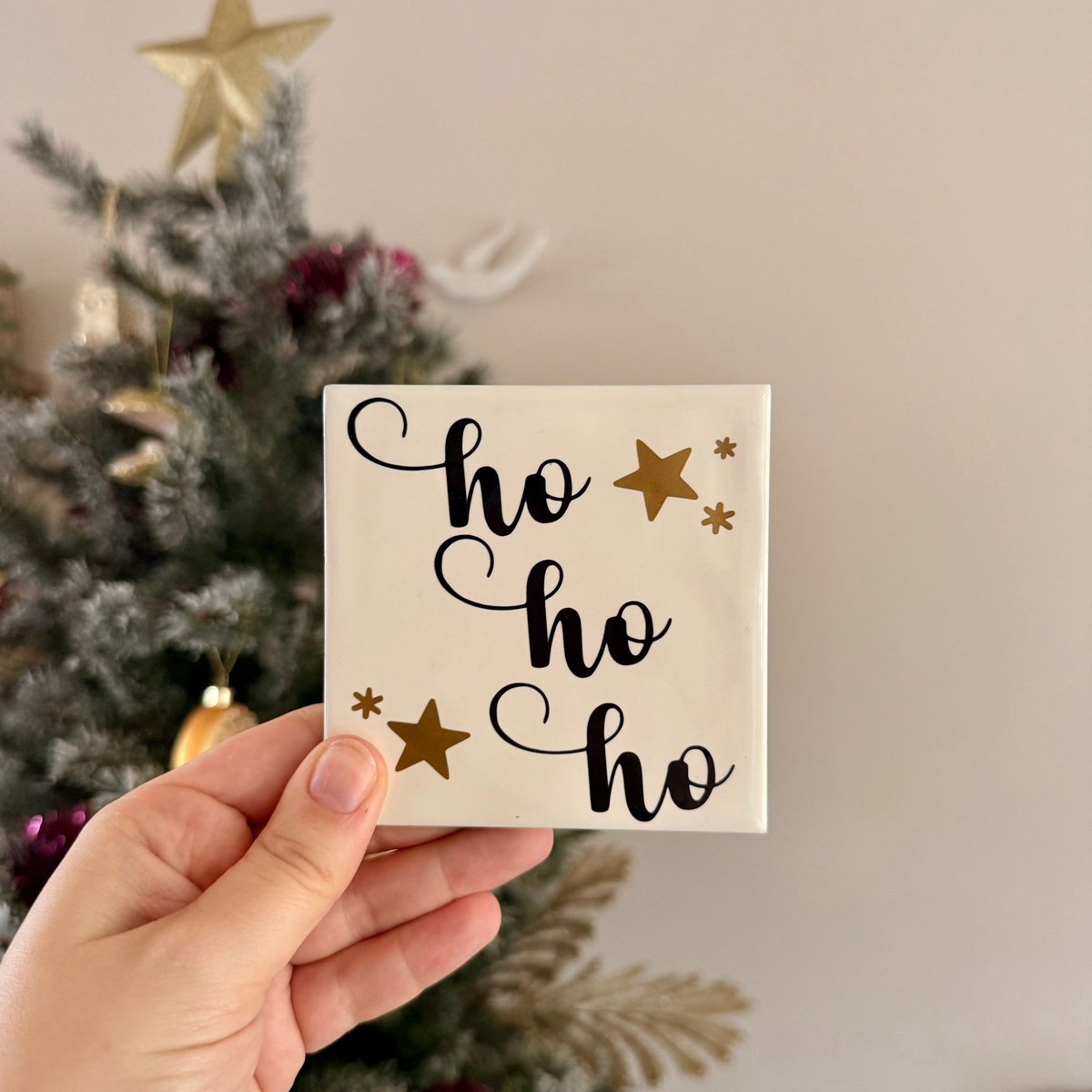 Wij & Blij - tegeltje - spreuktegeltje -wandtegel - hohoho - kerst - afscheid - verjaardag - cadeau - moederdag - vaderdag - housewarming - kleinigheidje - bedankje - beige - interieur - decoratie