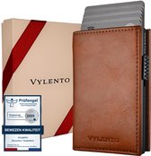Bruine Vylento pasjeshouder met kaarten, in een geschenkverpakking met strik. Prüfengel keurmerk.