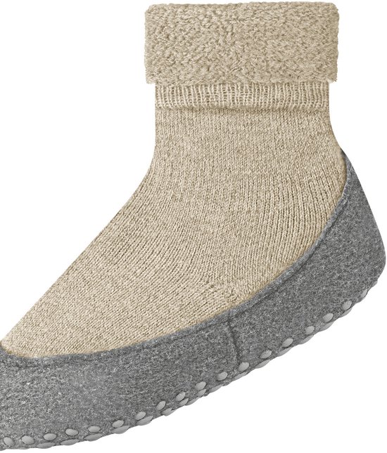 Beige sok met opgerolde rand en grijze antislipzool met noppen.