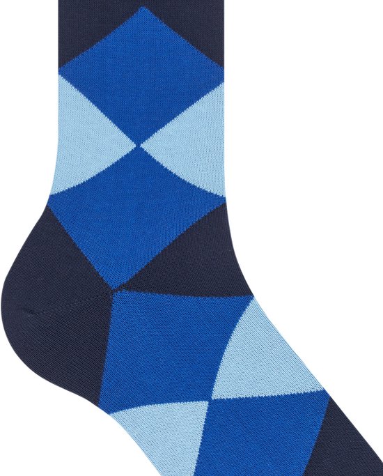 Blauwe sok met ruitpatroon in verschillende blauwtinten.