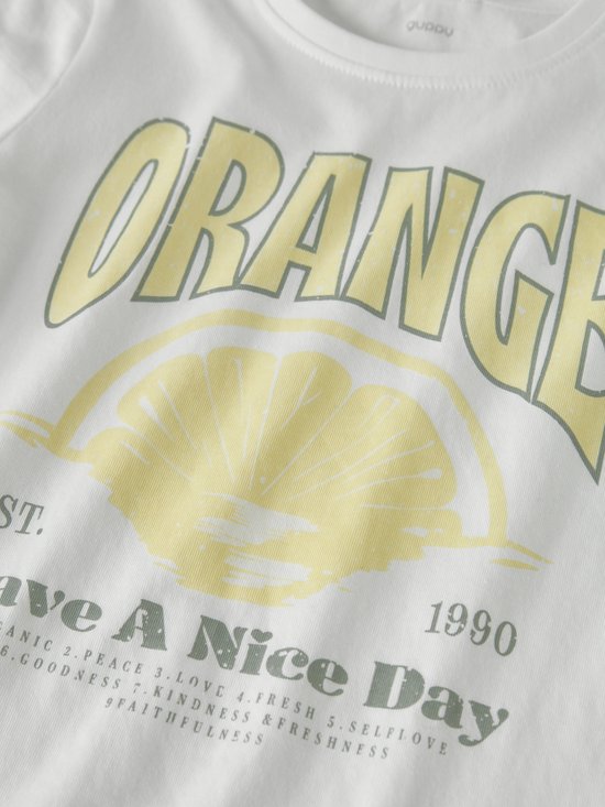 Witte T-shirt met print van 'ORANGE' en een sinaasappelschijf.