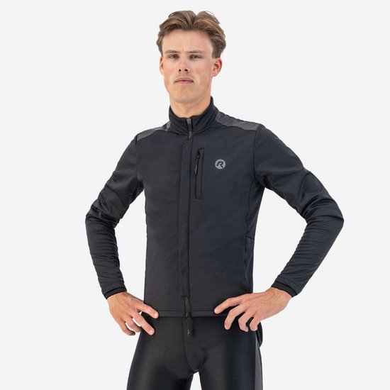 Man met handen in de zij, draagt een zwart fietsjack met grijze accenten op de schouders en een rits aan de voorkant.