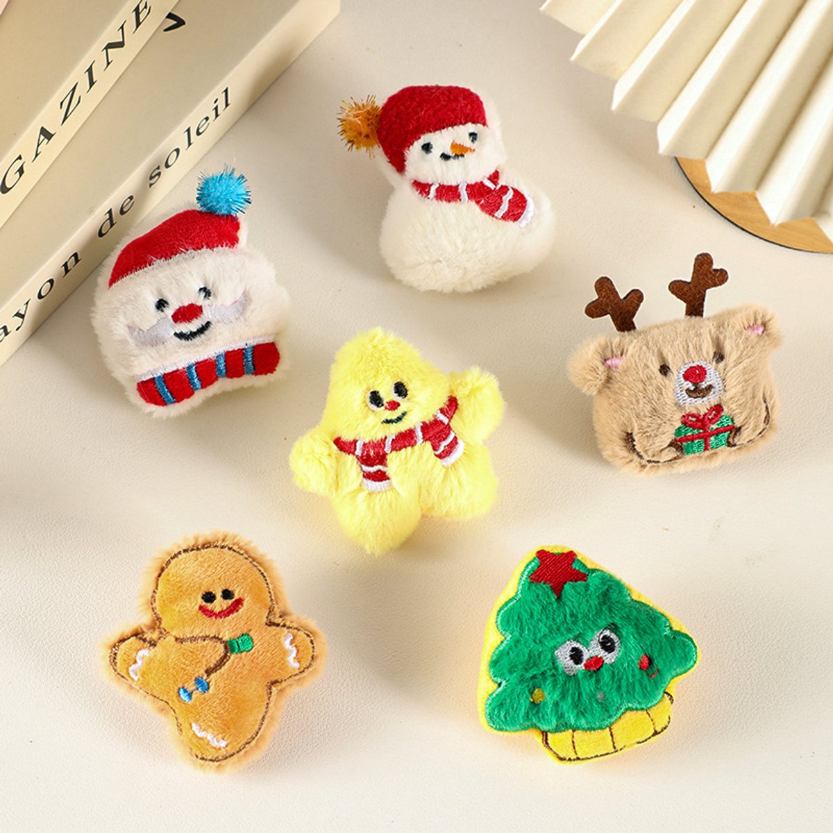 6 stuks - Kerstversieringen - Speldjes - Pluche - Tasbedeltjes - Voor kleding en tassen - Geschikt voor feestelijke gelegenheden en advent - Diverse kleuren