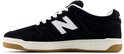 Zwarte suède New Balance sneakers met witte N-logo's, witte veters en bruine zool.