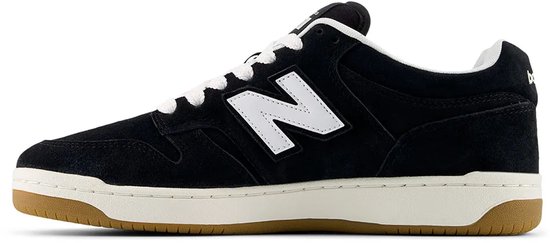 Zwarte suède New Balance sneakers met witte N-logo's, witte veters en bruine zool.