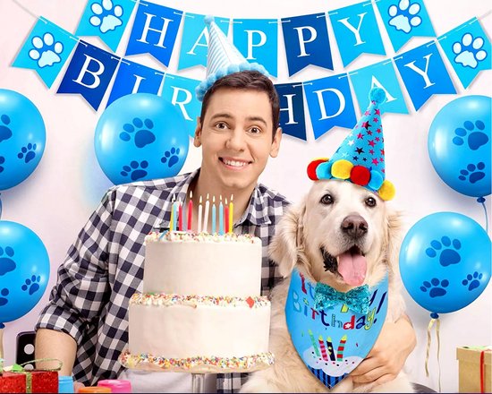 Man met hond op verjaardagsfeest. Blauwe ballonnen, feestmutsen, taart, slinger: HAPPY BIRTHDAY.