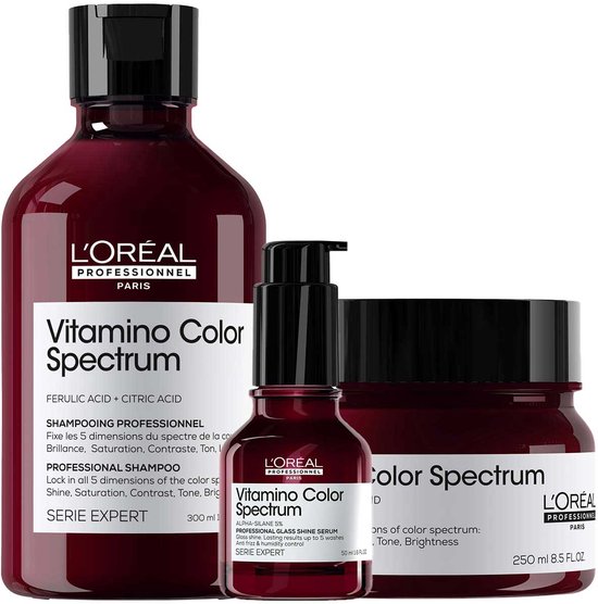 Une bouteille de shampooing L'Oréal Professionnel Vitamino Color Spectrum, un pot de masque L'Oréal Professionnel Vitamino Color Spectrum et une petite bouteille de sérum L'Oréal Professionnel Vitamino Color Spectrum. Tous les emballages sont rouge foncé.
