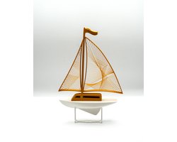 Zeilboot model - decorstuk voor zeilers - wit met gouden zeilen