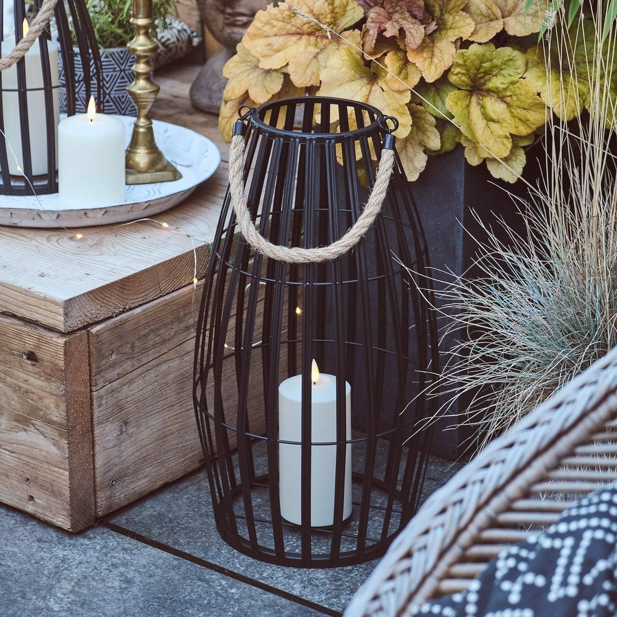 Zwarte metalen lantaarn 29 cm met LED kaars voor binnen en buiten