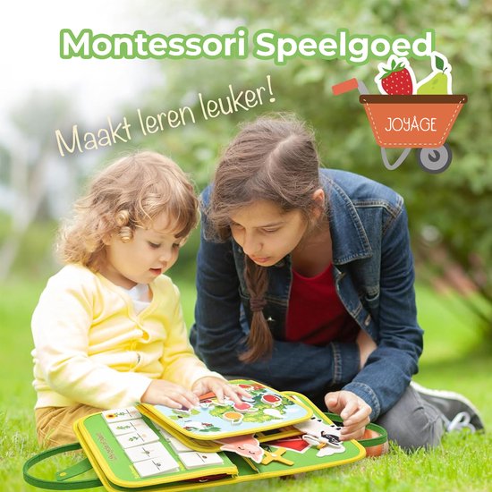 Een jonge vrouw en een kind spelen met een groen Montessori-bord in de tuin. Tekst: "Montessori Speelgoed", "Maakt leren leuker!"