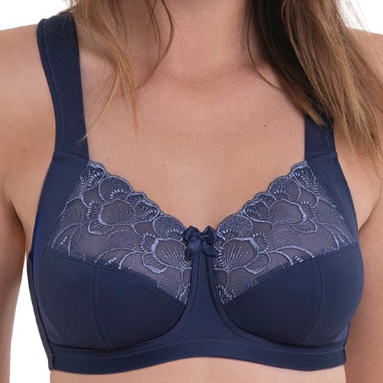 Vrouw met donkerblauwe beugelbh met gebloemd kant op de cups.