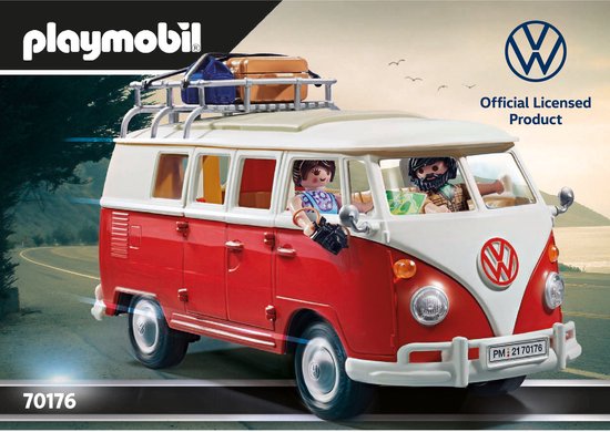PLAYMOBIL Volkswagen T1 campingbus, rood en wit, met twee figuren, rijdend op een weg.