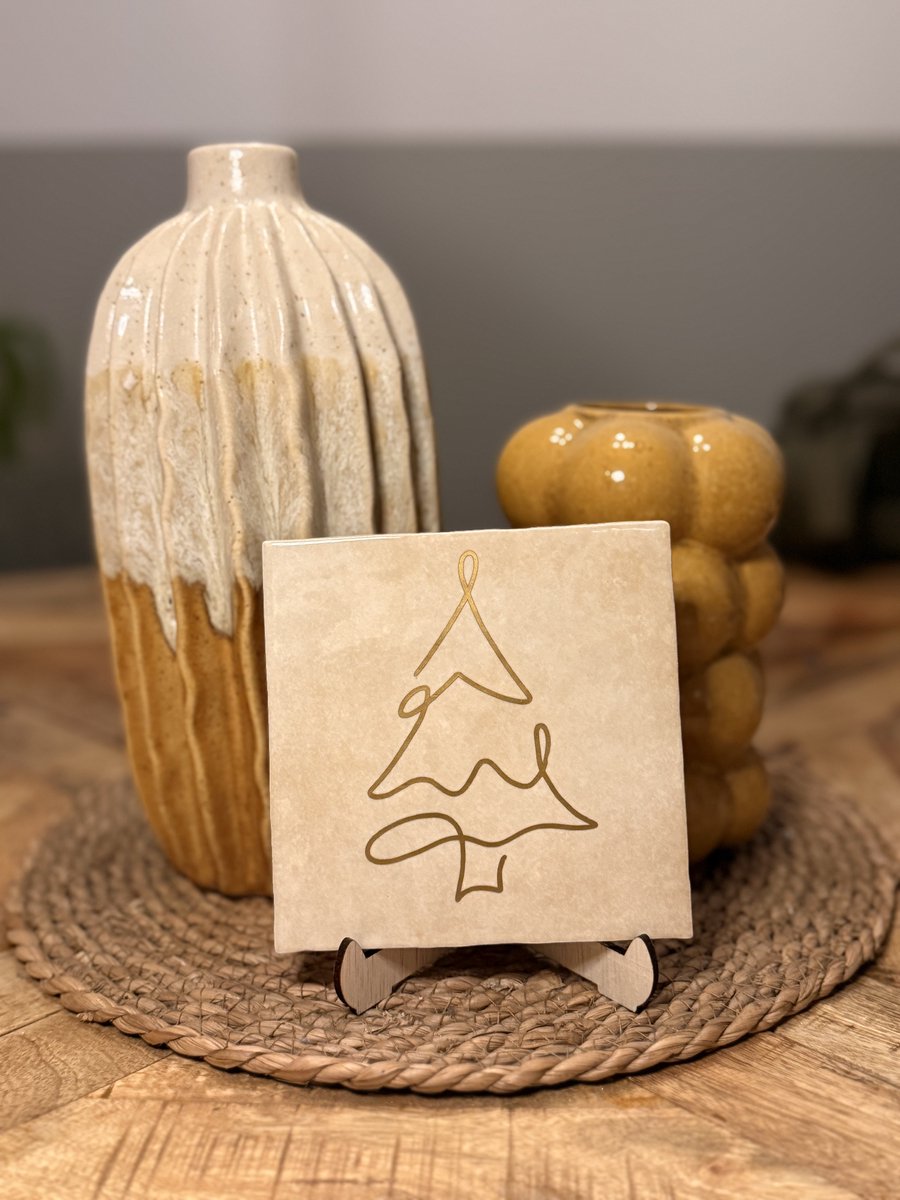 Beige Kerst Tegeltje – 13×13 cm – Gouden Kerstboom – Sfeervolle Kerstdecoratie