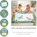 Kinderen tekenen op een dino watermat, compleet met 2 waterpennen en sjablonen, in een speelse setting.