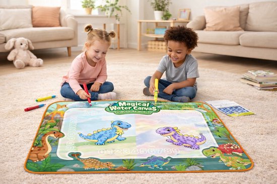 Een jongen en meisje zitten op een kleed en tekenen op een dino watermat, elk met een waterpen.