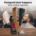Barbiersmes met houten handvat en scheermesje, bij een man die wordt geschoren.