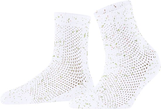 Twee witte Burlington enkelsokken met gekleurde spikkels en een opengewerkt patroon.