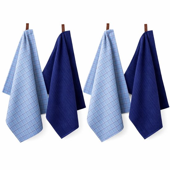 Vier keuken- en theedoeken, twee met blauw ruitpatroon, twee effen donkerblauw, hangend aan bruine littekens.