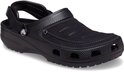 Zwarte Crocs Yukon Vista II klomp met bandje en gestikte details.