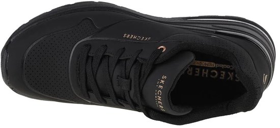 Zwarte Skechers sneaker van bovenaf gezien, met veters en merknaam op de binnenzool.