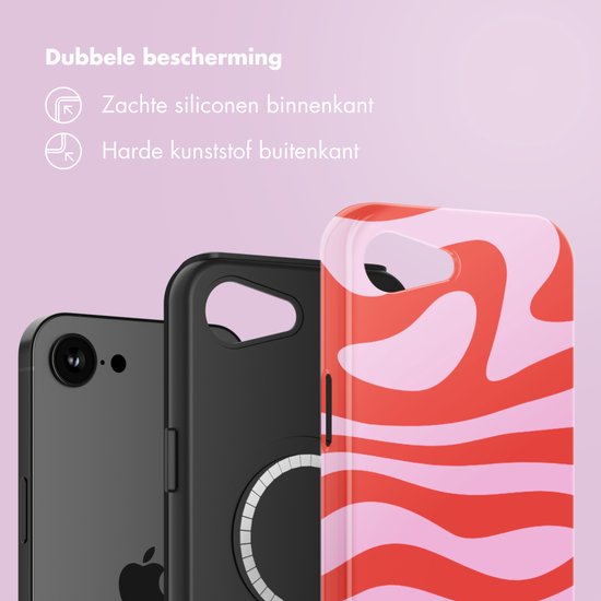 iPhone noir avec MagSafe, à côté d'une coque de téléphone à motif ondulé rouge et rose.