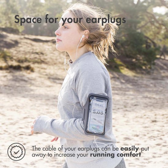 Vrouw draagt een grijze sportarmband met telefoon om haar arm terwijl ze rent. Ze heeft oordopjes in. Tekst 'Space for your earplugs' staat bovenaan.