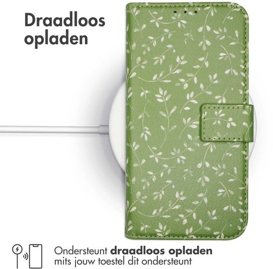 Groen telefoonhoesje met bladerpatroon op een draadloze oplader.
