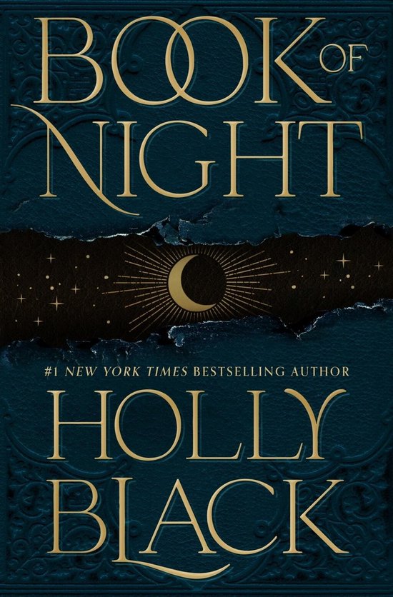 Boek van Nacht door Holly Black, met gouden letters op een donkerblauwe, getextureerde kaft. Een open gescheurde rand onthult een nachtelijke hemel met een maan symbool.