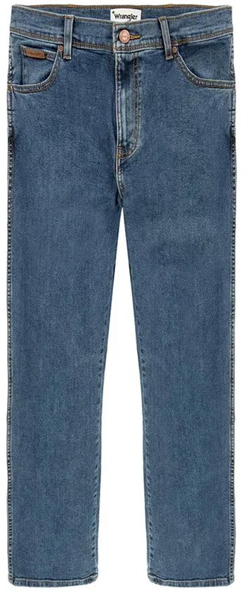 Blauwe spijkerbroek met bruin label op de zak, witte achtergrond.