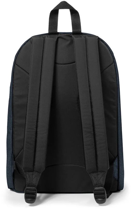 Achterkant van een donkerblauwe Eastpak rugzak met verstelbare schouderbanden.