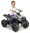 Een jongen met een witte t-shirt, zittend op een groene speelgoedquad met camouflageprint.
