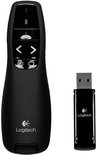 Zwarte Logitech R400 presenter met USB-ontvanger op witte achtergrond.