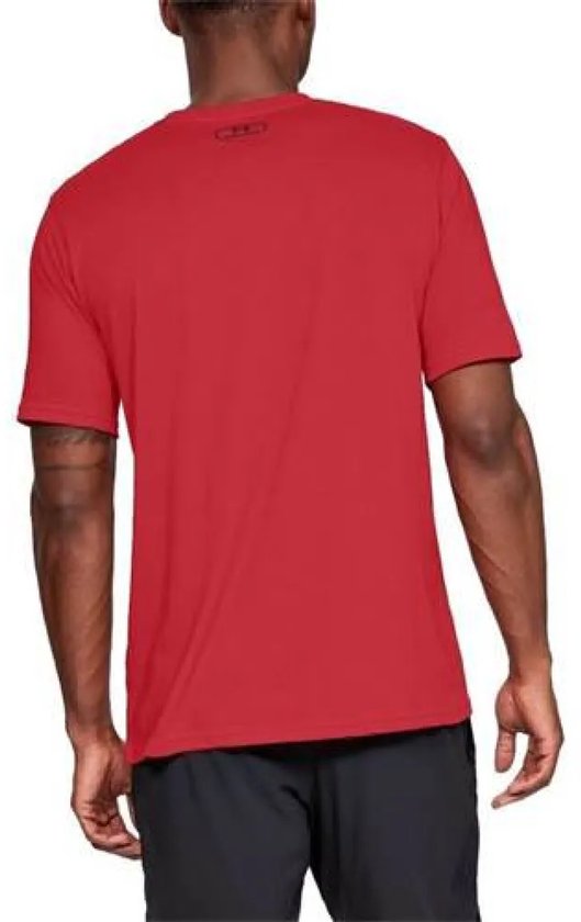 Man met zwarte korte broek en rood sportshirt van Under Armour.
