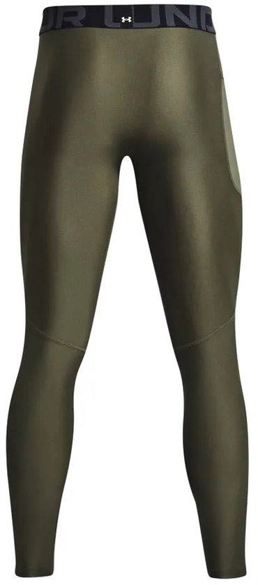 Achterkant van de olijfgroene Under Armour sportlegging met elastische tailleband.
