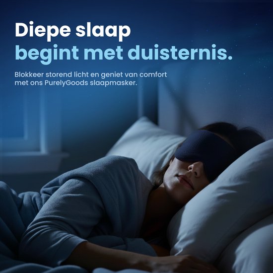 Femme dormant avec un masque de sommeil bleu foncé au lit. Le sommeil profond commence par l'obscurité.
