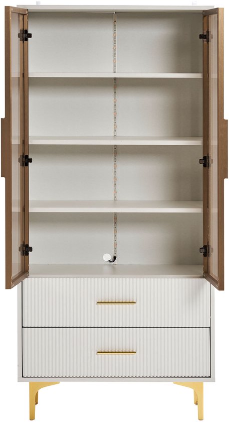 Witte vitrinekast met glazen deuren, gouden handgrepen en gouden poten, open aan de voorzijde.