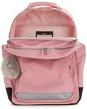 Sac à dos Kipling rose ouvert avec logo argenté, porte-clés gris moelleux et compartiments.