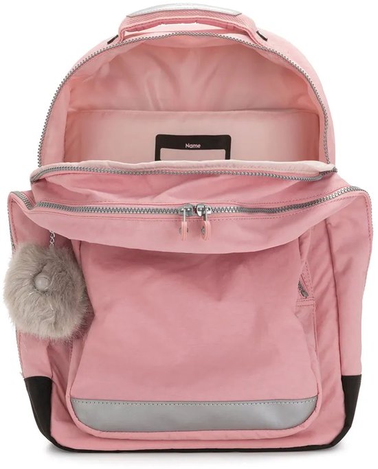 Sac à dos Kipling rose ouvert avec logo argenté, porte-clés gris moelleux et compartiments.